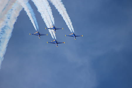 airplanes doing air show thumbnail