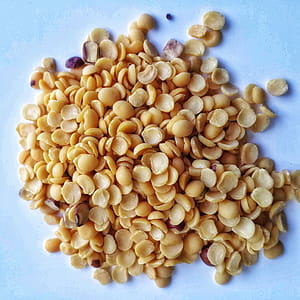 Pigeon pea pulses isplated on white background thumbnail
