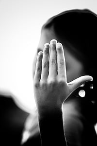 woman showing her left hand thumbnail