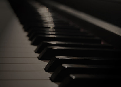 closeup photo of electric keyboard thumbnail