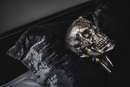 Halloween Skulls Decorations thumbnail