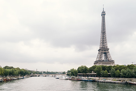 Eiffel Tower in Paris during daytime thumbnail