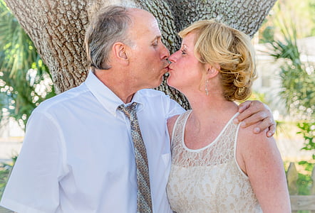 man and woman kissing each other thumbnail