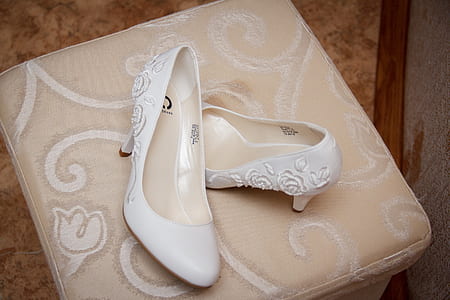 pair of women's white pumps with box thumbnail