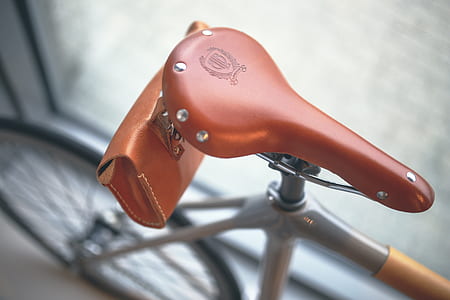Brown leather bicycle saddle thumbnail