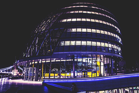 Night shot of the City Hall building in London thumbnail