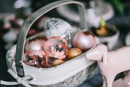 Round dinner table decorated with easter motifs thumbnail
