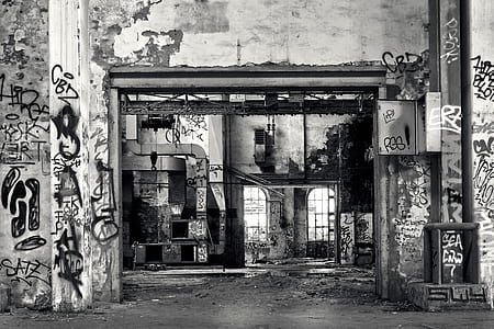 building full of graffiti thumbnail