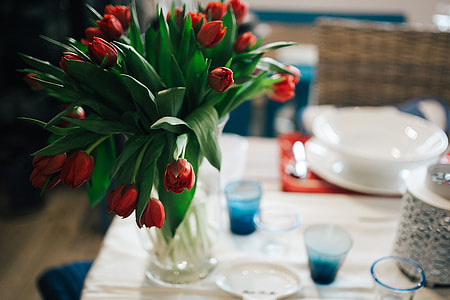 Table decorations with red flowers thumbnail