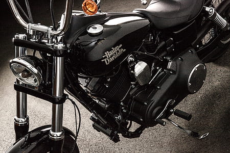 black Harley-Davidson motorcycle thumbnail