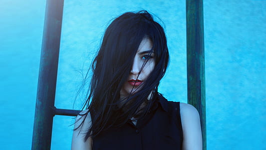 woman wearing sleeveless shirt thumbnail