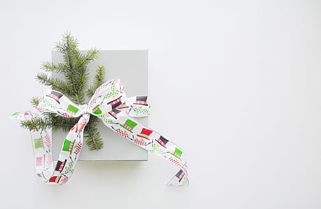 green pine leaf wall decor with ribbon tie thumbnail