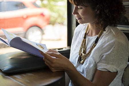 woman wearing white scoop-neck t-shirt thumbnail