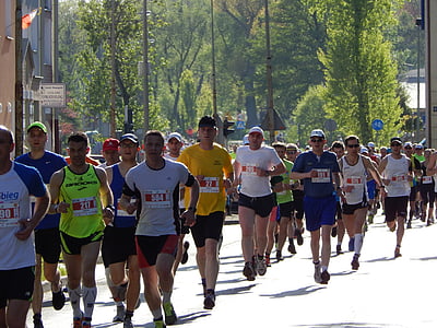 group of people running in marathon thumbnail