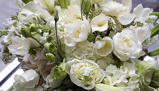 bouquet of white flowers thumbnail