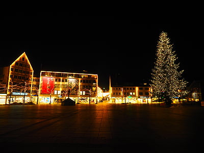 rule of thirds photography of Christmas tree thumbnail