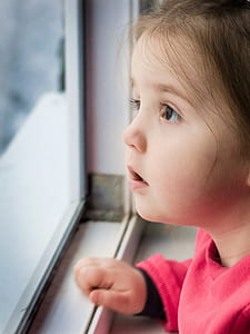 shallow focus photography of girl thumbnail