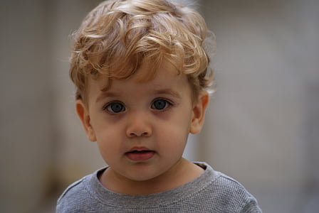 boy wearing gray crew-neck top thumbnail