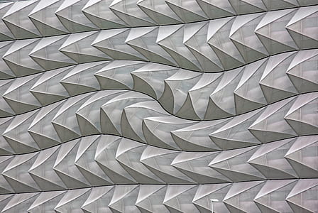 gray and white optical illusion thumbnail