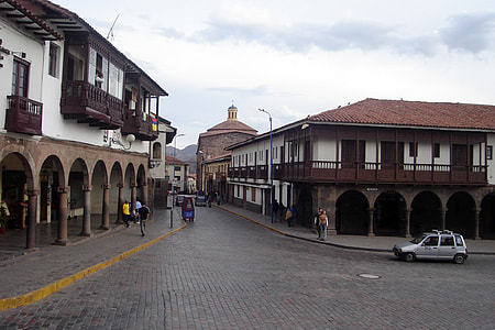 Old streets in the city center in Cusco, Peru thumbnail