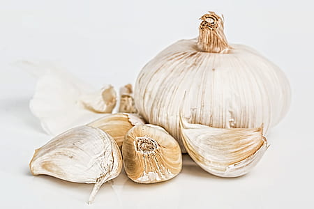 white garlic bulbs thumbnail