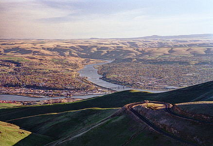 Landscape view of the valley and town of Lewiston, Idaho thumbnail