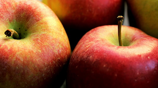close-up photo of four honeycrisp apples thumbnail