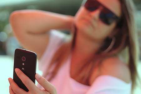 black Motorola Android smartphone thumbnail