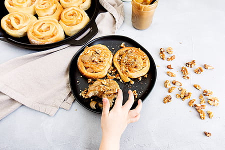 cinnamon roll on plate thumbnail