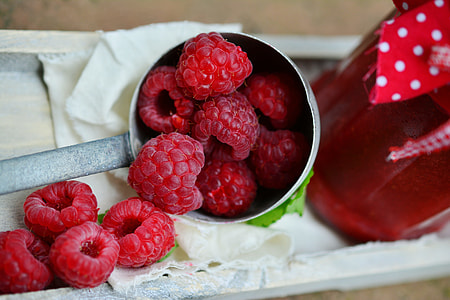 food photography of mulberries thumbnail