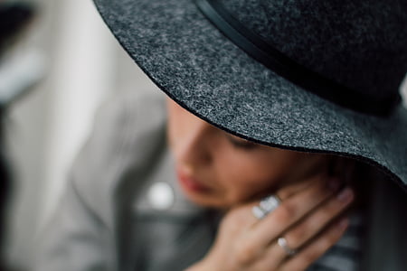 woman with gray sun hat close-up photography thumbnail