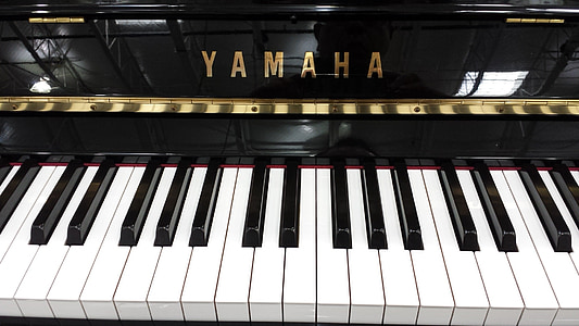 black Yamaha piano thumbnail