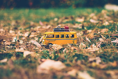 yellow bus scale model thumbnail