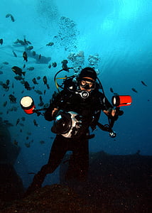 man diving under water thumbnail
