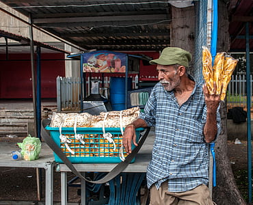 man holding packs of chips thumbnail
