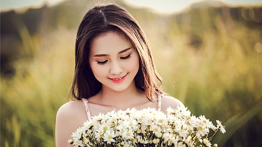 woman holding white daisy boquet thumbnail