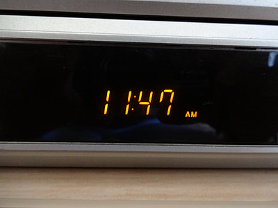 clock reading 11:47 AM thumbnail