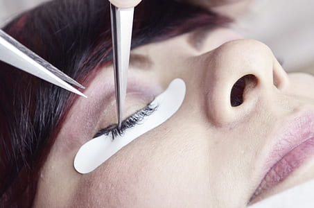 woman wearing false eyelashes thumbnail