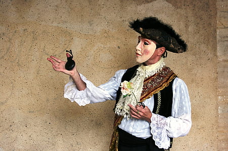 person wearing black sunhat and vest thumbnail