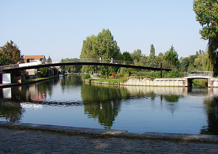 The Samarobriva footbridge towards the Saint-Pierre Park in Amiens, France thumbnail