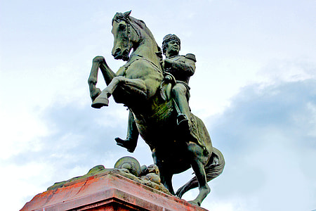 man riding horse statue thumbnail