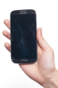 person holding black Samsung Galaxy S4 thumbnail