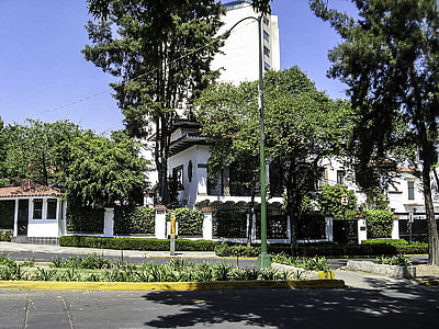 Older house on Urbina street in Mexico City thumbnail