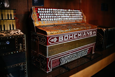 photo of brown harmonium thumbnail