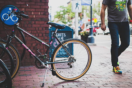 man beside hardtail bike thumbnail