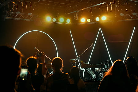 people watching concert thumbnail