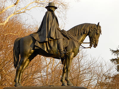 man riding horse statue thumbnail