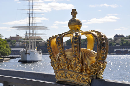 gold crown decor thumbnail