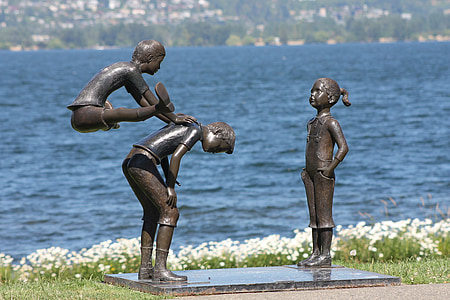 three children playing statue thumbnail
