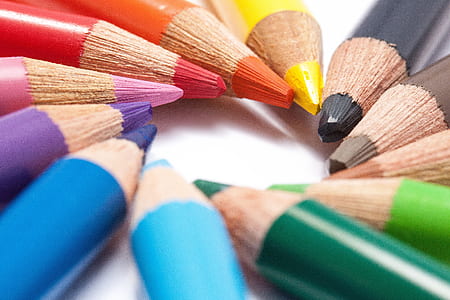 assorted-color coloring pencil set thumbnail